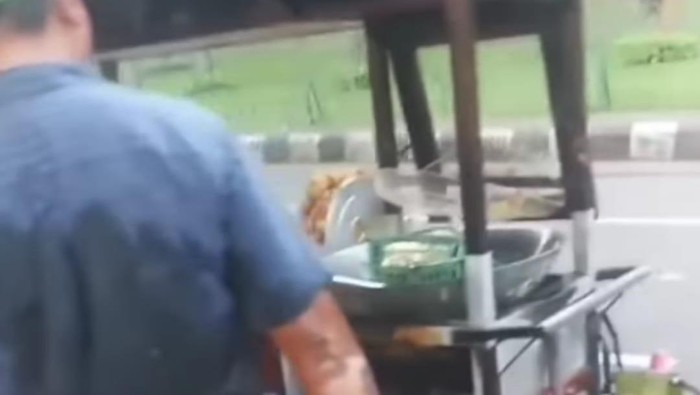 Gerobak gorengan ditabrak lari hingga pedagang melepuh tersiram minyak di Tangsel.