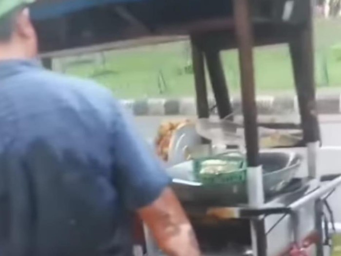Gerobak gorengan ditabrak lari hingga pedagang melepuh tersiram minyak di Tangsel.