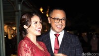 Cuma Punya Batik Parang, Giring Pakai Setelan Jas ke Kondangan Kaesang