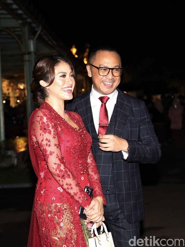 Giring Ganesha dan Cynthia hadir di pernikahan Kaesang Pangarep dan Erina Gudono.