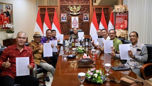Gubernur Bali Wayan Koster bersama para pelaku pariwisata di Rumah Jabatan Gubernur Bali Jaya Sabha, Denpasar, Minggu (11/12/2022). (Foto: Dok. Pemprov Bali)