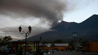 Lahar dan debu yang dimuntahkan memaksa otoritas kota Guatemala menutup jalan utama dan bandara terbesar di sana. Fuego, yang dalam bahasa Spanyol artinya api, bergemuruh pada Sabtu malam sampai Minggu. Batuan cair mengalir menuruni lerengnya dan abu tersembur hingga dua kilometer di udara.
