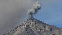 Angin membawa abu tersebut sampai ke kota Guatemala yang berada sejauh 35 kilometer. Fuego terletak 16 kilometer dari Antigua, bekas ibu kota negara yang punya lanskap indah dan merupakan objek wisata terbesar.