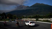 Bandara internasional La Aurora, 6 kilometer dari ibu kota ditutup sementara pada pagi hari, kata Direktorat Jenderal Penerbangan Sipil dalam sebuah pernyataan. Penutupan karena terdapat abu di dekat landasan pacu dan setidaknya dua penerbangan masuk sudah dialihkan.  
