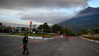Sementara itu Carlos Aquino, juru bicara kepolisian setempat menjelaskan jalan yang menghubungkan Guatemala selatan dan tengah ditutup sebagai tindakan pencegahan.  