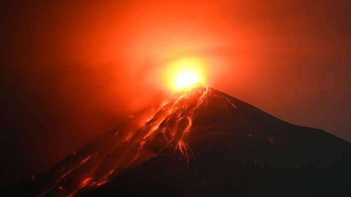 Gunung Api Fuego di Guatemala Erupsi A plume of ash and smoke rises from the Fuego volcano, as seen from Alotenango, a municipality in Sacatepequez department 65 kilometers southwest of Guatemala City on December 11, 2022. - The Fuego volcano, which in 2018 triggered an avalanche that left 215 people dead in Guatemala, has erupted again spewing lava and ash and forcing authorities in Guatemala City to close the country's largest airport and a major highway. (Photo by Johan ORDONEZ / AFP) (Photo by JOHAN ORDONEZ/AFP via Getty Images)