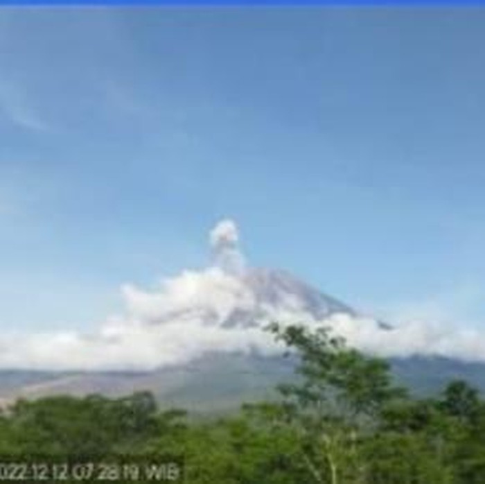 Gunung Semeru kembali erupsi pukul 07.27 WIB Senin (12/12/2022). Tinggi kolom abu sekitar 500 meter di atas puncak Mahameru.