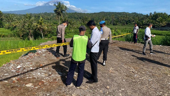 Petugas kepolisian saat melakukan pengecekan di lokasi temuan kotak amal masjid di Banjar Dinas Karang Cermen, Desa Tegallinggah, Kecamatan dan Kabupaten Karangasem