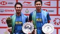 Pebulu tangkis ganda putra Indonesia Mohammad Ahsan (kiri) dan Hendra Setiawan (kanan) berpose usai kalah dari lawannya asal China Liu Yu Chen dan Ou Xuan Yi dalam babak final BWF World Tour Finals 2022 di Nimibutr Arena, Bangkok, Thailand, Minggu (11/12/2022).