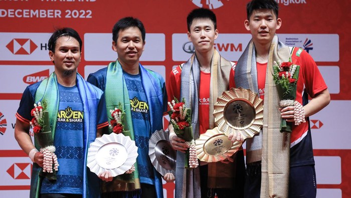 HENDRA DAN AHSAN RUNNER UP BWF WORLD TOUR FINALS Pebulu tangkis ganda putra Indonesia Mohammad Ahsan (kiri) dan Hendra Setiawan (kanan) berpose usai kalah dari lawannya asal China Liu Yu Chen dan Ou Xuan Yi dalam babak final BWF World Tour Finals 2022 di Nimibutr Arena, Bangkok, Thailand, Minggu (11/12/2022). Mohammad Ahsan dan Hendra Setiawan hanya puas sebagai runner up setelah kalah dengan skor 17-21, 21-19, dan 12-21.ANTARA FOTO/Handout/Humas PBSI/app/nz.