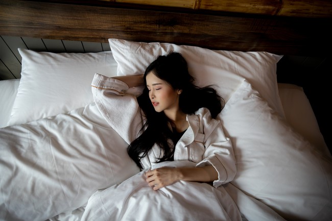 Ilustrasi wanita tidur Ilustrasi wanita tidur