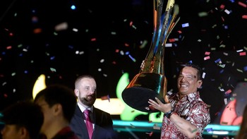 Ketua Harian Pengurus Besar Esports Indonesia (PBESI) Bambang Sunarwibowo mengangkat Piala Grand Champion International Esports Federation (IESF) Bali 14th World Esports Championship 2022 di Nusa Dua, Badung, Bali, Minggu (11/12/2022). 