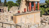 Istana Knossos, Yunani (1950 SM). Komplek situs arkeologi Knossos adalah rumah bagi sisa-sisa Istana Knossos serta beberapa struktur lainnya yang membentuk kompleks yang berfungsi sebagai ibu kota Kreta Minoan di Pulau Kreta Yunani.Sebuah penelitian terbaru menunjukkan bahwa istana pertama bangunan ini, mungkin tidak sepenuhnya hancur oleh gempa Bumi, tetapi karena orang Minoa baru saja merenovasi istana secara ekstensif selama berabad-abad. Ketika Knossos digali pada awal 1900-an, arkeolog Inggris Arhtur Evans memulihkan istana secara ekstensif. Namun, karya Evans dianggap kontroversial karena beberapa arkeolog percaya dia membayangkan detail dan menggunakan bahan yang membahayakan situs tersebut. (Foto: Wikimedia Commons)