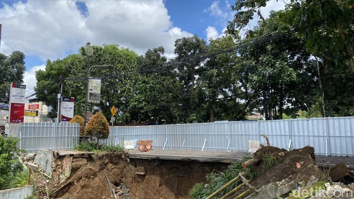 Jalan Jenderal Sudirman, Sukabumi yang longsor mulai diperbaiki.