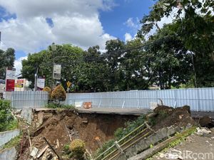 Jalan Protokol Sukabumi yang Menganga Tergerus Sungai Mulai Diperbaiki