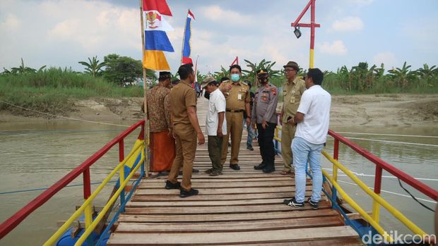 Jembatan apung yang menghubungkan Desa Setrokalangan, Kecamatan Kaliwungu, Kudus dengan Desa Kedung Waru Lor, Kecamatan Karanganyar, Kabupaten Demak, Senin (12/12/2022).
