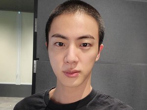 Jin BTS Pamer Foto Rambut Cepak Jelang Wamil, Disebut Bak Anak SMA