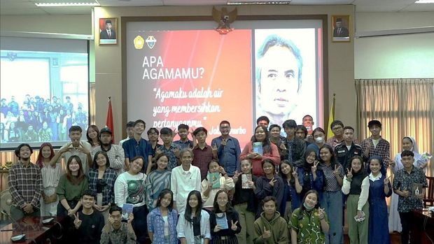 Joko Pinurbo saat isi kuliah umum soal agama.