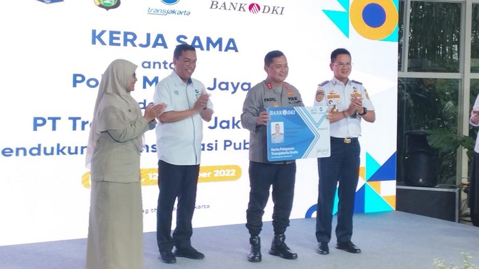 Kapolda Metro Jaya Irjen Fadil Imran mendapat kartu akses gratis TransJakarta.