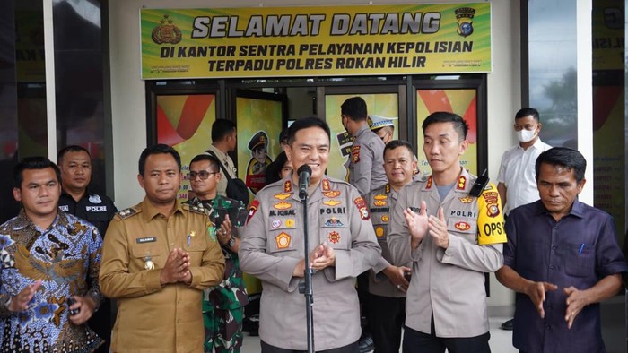 Kapolda Riau Irjen Muhammad Iqbal saat meresmikan Kantor Sentra Pelayanan Terpadu Polres Rokan Hilir.