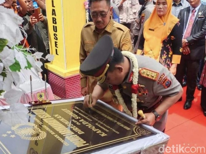 Kapolda Sumut Irjen RZ Panca Putra Simanjuntak saat meresmikian berdirinya Polres Labusel