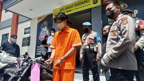 Kapolsek Kota Tabanan Kompol Made Pramasetia dan pelaku pencurian sepeda motor di Banjar Gerogak Gede, Desa Delod Peken, Tabanan, Bali, Senin (12/12/2022).