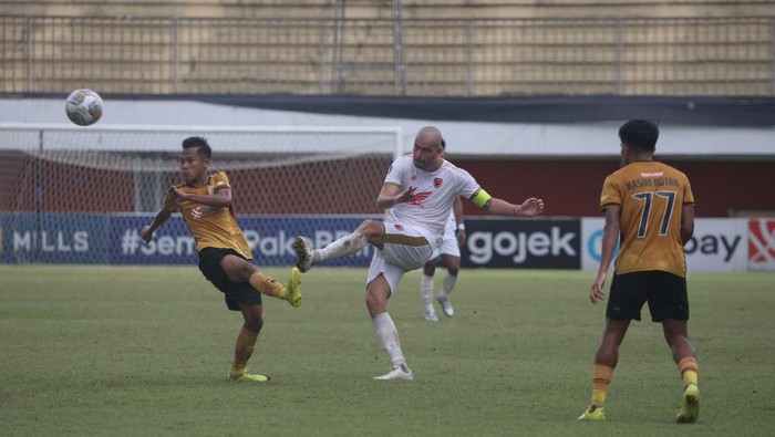Kapten PSM Makassar Wiljan Pluim berduel dengan bek Bhayangkara FC.