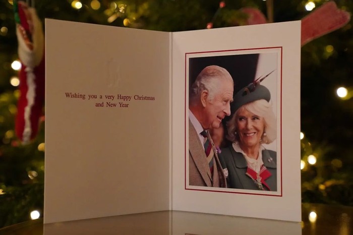 Kartu Natal bergambar Raja Charles III dan Permaisuri Camilla.