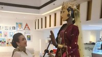 Sri Astari Rasjid berpose dengan patung wayang golek The Maritime Queen, Ratu Kalinyamat of Jepara, dalam ajang Indonesian Contemporary Art and Design (ICAD) 2021. Foto: Sri Astari Rasjid/ Instagram