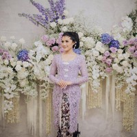 Di malam harinya, Erina Gudono melakukan prosesi Malam Midodareni dan lamaran. Meski tidak menemui Kaesang dan keluarganya, ia terlihat cantik mengenakan kebaya berwarna ungu lavender rancangan Anggi Asmara. Erina juga memakai aksesoris peniti renteng dan bros susun modifikasi yang terinspirasi aksesoris jogja klasik.Foto: Instagram