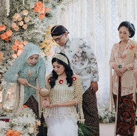 Saat siraman, Erina mengenakan rangkaian bunga yang menjuntai di dada dan kain Batik sebagai bawahan. Aura bersinar istri Kaesang itu pun terlihat bersinar ketika siraman dengan air dari tujuh sumber, mulai dari Masjidil Haram hingga Keraton Solo.Foto: Instagram