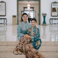 Dalam sesi pemotretan yang sama, Erina Gudono mengenakan kebaya klasik bermaterial beludru yang tampak cerah berwarna biru muda. Kebaya tersebut merupakan rancangan desainer kenamaan, Biyan Wanaatmadja.Foto: Instagram