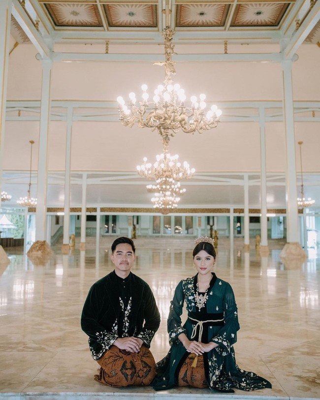 Sebelum menikah, Erina Gudono dan Kaesang Pangarep melakukan sejumlah pemotretan dengan beberapa baju adat nasional, tentu termasuk Jawa. Kali ini Erina dan Gudono terlihat seperti pasangan Jawa kerajaan ketika berfoto di Pendhopo Ageng yang berada di Puro Mangkunegaran di Surakarta, Jawa Tengah. Erina mengenakan kebaya dari Surya Abduh dan aksesori dari Rinaldy A Yunardi.Foto: Instagram