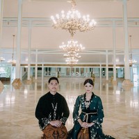 Sebelum menikah, Erina Gudono dan Kaesang Pangarep melakukan sejumlah pemotretan dengan beberapa baju adat nasional, tentu termasuk Jawa. Kali ini Erina dan Gudono terlihat seperti pasangan Jawa kerajaan ketika berfoto di Pendhopo Ageng yang berada di Puro Mangkunegaran di Surakarta, Jawa Tengah. Erina mengenakan kebaya dari Surya Abduh dan aksesori dari Rinaldy A Yunardi.Foto: Instagram