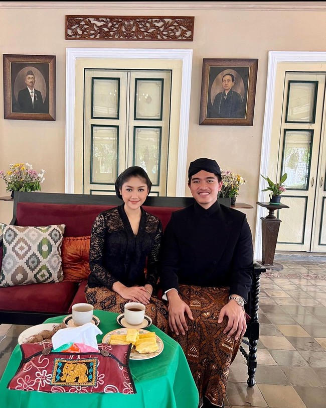 Sejak awal bulan Desembar, Erina dan Kaesang mulai mengunggah potret-potret keseriusan hubungan mereka. Dalam sebuah foto pasangan tersebut kompak mengenakan baju tradisional Jawa dengan kain Batik Solo. Kala itu, mereka menyempatkan berziarah ke Makam Mangkunegara VI di Karanganyar, Jawa Tengah sebelum menikah.Foto: Instagram