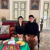 Sejak awal bulan Desembar, Erina dan Kaesang mulai mengunggah potret-potret keseriusan hubungan mereka. Dalam sebuah foto pasangan tersebut kompak mengenakan baju tradisional Jawa dengan kain Batik Solo. Kala itu, mereka menyempatkan berziarah ke Makam Mangkunegara VI di Karanganyar, Jawa Tengah sebelum menikah.Foto: Instagram