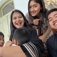 Kabar kedekatan Erina Gudono dan Kaesang Pangarep jadi perbincangan sejak pertengahan tahun ini. Pada bulan Agustus, Erina dan Kaesang dikabarkan sudah menjalani lamaran ketika sang kakak Kahiyang Ayu memberi sinyal One step closer di unggahan Instagram-nya.Foto: Instagram