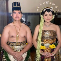 Pernikahan Kaesang Pangarep dan Erina Gudono berlanjut ke Solo untuk acara kirab dan ngunduh mantu pada Minggu (11/12/2022). Erina yang sempat menaiki kereta kencana bersama keluarga Presiden tersebut memilih busana pengantin dodotan.Foto: Instagram Bennu Sorumba