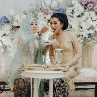 Sebelum menikah, keluarga Erina juga mengadakan Upacara Dulang Pungkasan yang bermakna pemberian suapan terakhir orang tua, Erina mengenakan kebaya lain. Kali ini ia tetap memilih warna soft dari perancang Myrna Myura.  Foto: Instagram