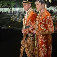 Saat resepsi di malam hari yang menjadi puncak rangkaian pernikahan mereka, Kaesang Pangarep dan Erina Gudono menggunakan busana sikepan berwarna merah dengan ornamen emas yang lebih glamour. Foto: Instagram Franka Makarim