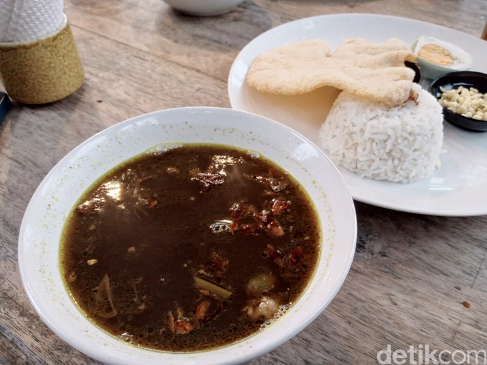 Kedai Kollout: Kafe Antik di Bogor Ini Punya Rawon Klasik yang Mantap Gurihnya