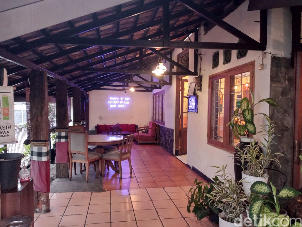 Kedai Kollout: Kafe Antik di Bogor Ini Punya Rawon Klasik yang Mantap Gurihnya