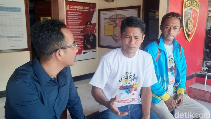 Kepsek SMPN 3 Mamuju Marsono (tengah).