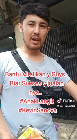 Kevin Sanova, mantan pemain sinetron 'Anak Langit' berjualan roti keliling.