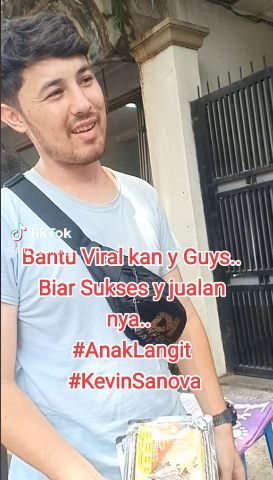 Kevin Sanova, mantan pemain sinetron 'Anak Langit' berjualan roti keliling.