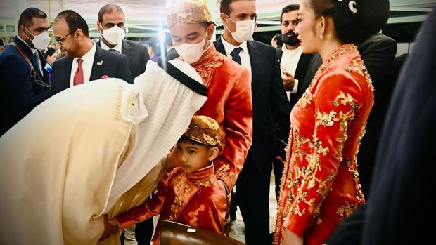 Khalid bin Mohamed bin Zayed Al Nahyan, putra Presiden UEA, bertemu Jan Ethes di tasyakuran pernikahan Kaesang, Minggu (11/12/2022).