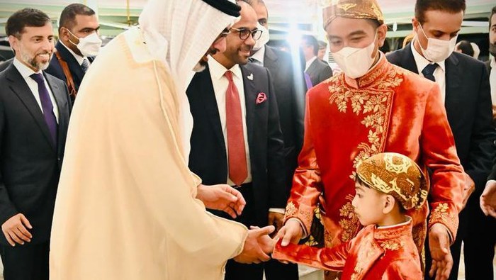 Khalid bin Mohamed bin Zayed Al Nahyan, putra Presiden UEA, bertemu Jan Ethes di tasyakuran pernikahan Kaesang, Minggu (11/12/2022).