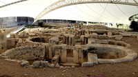 Kuil Tarxien, Malta (3600-2500 SM) yang terdiri dari empat kuil ini menjadi salah satu bagian kuil megalitik di situs Warisan Dunia UNESCO Malta. Situs Tarxien ditemukan pada tahun 1920-an oleh Sir Themistocles Zammit. Kuil Tarxien terkenal dengan balok dan layar batu berdekorasi tinggi, relief hewan peliharaan dan spiral, patung kolosal, dan sejumlah altar.(Foto: Doyle of London via Wikimedia Commons)