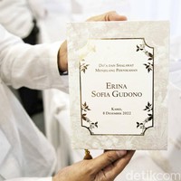 Hajatan pernikahan Kaesang dan Erina yang terbagi di dua lokasi, Yogyakarta dan Solo, terdiri dari berbagai rangkaian acara, mulai dari pengajian, siraman, hingga puncaknya tasyakuran. Pasangan pun mempersiapkan suvenir yang berbeda-beda untuk setiap acara. (Foto: Pradita Utama/detikcom)