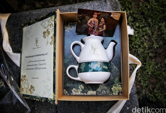 Kalau ini adalah suvenir akad nikah. Usai mengikuti prosesi akad yang digelar di Pendopo Agung Royal Ambarrukmo, tamu mendapat suvenir berupa cangkir dengan sentuhan hijau dan poci teh putih berlogo KE. (Foto: Pradita Utama/detikcom)